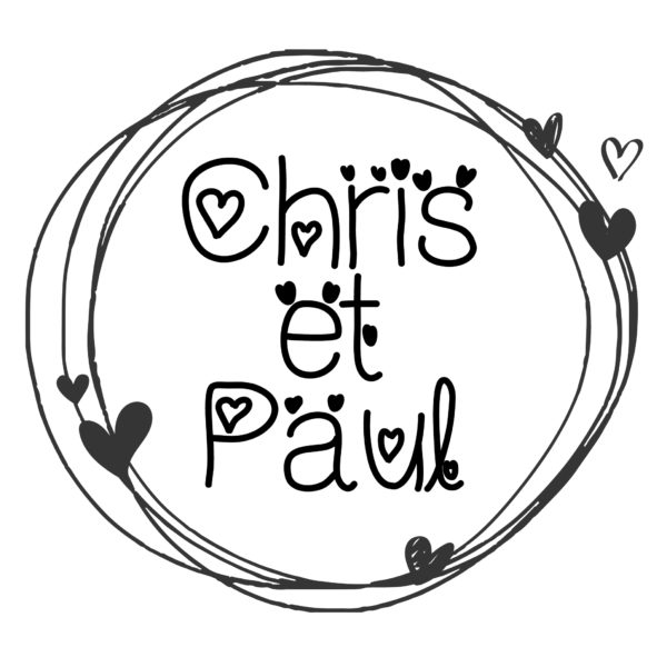 Tampon mariage en bois avec prénoms, couronnes et petits cœurs.