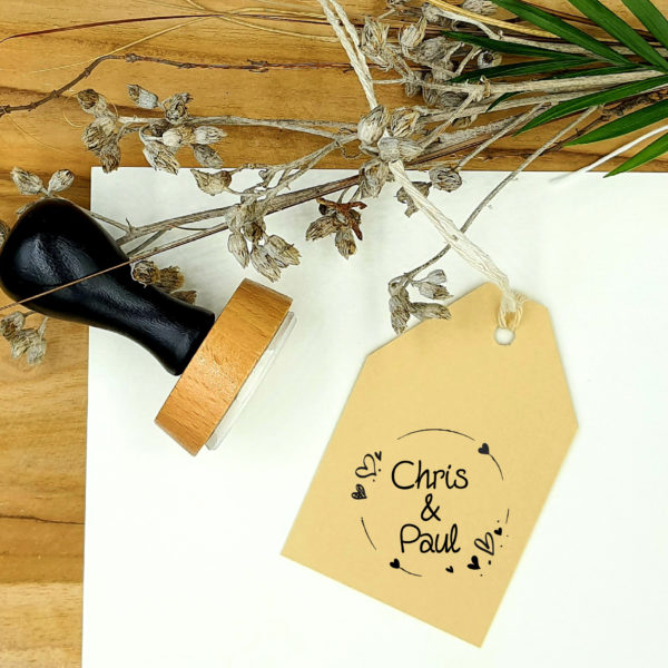 Tampon mariage en bois avec prénoms et couronne entrecoupée de cœur – Image 2