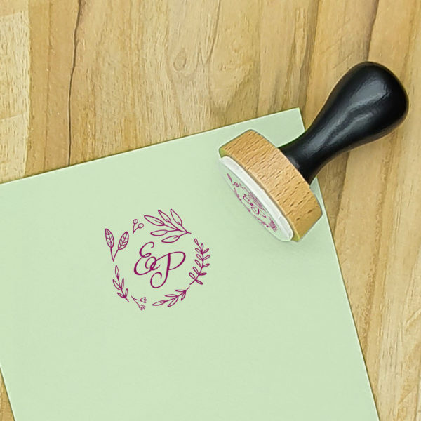 Tampons Mariage en bois monogramme avec couronne de différents feuillages.