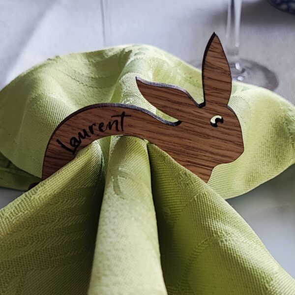 Rond de serviette "a table mon lapin" en plaqué chêne – Image 2